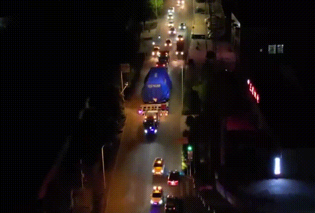 凯发AG：大件运输交警护航星夜兼程！(图1)