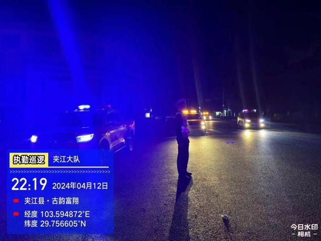 凯发AG：大件运输交警护航星夜兼程！(图4)