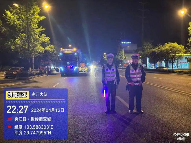 凯发AG：大件运输交警护航星夜兼程！(图5)