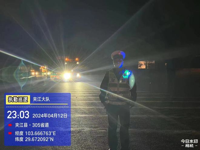凯发AG：大件运输交警护航星夜兼程！(图6)