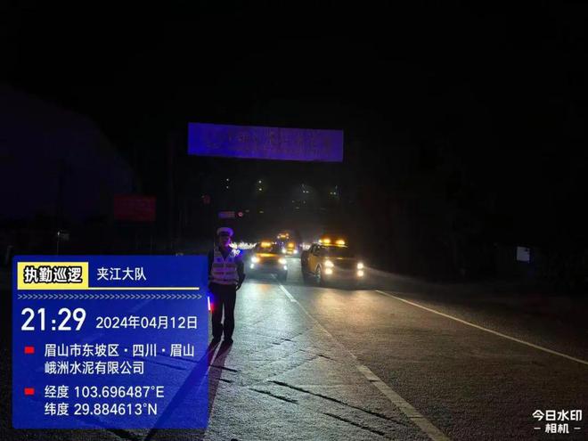 凯发AG：大件运输交警护航星夜兼程！(图3)