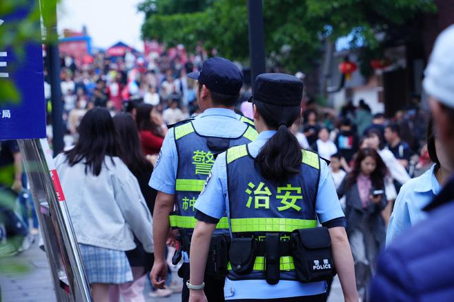 凯发AG：交答卷！四川公安全力守护“五一”假期平安(图1)