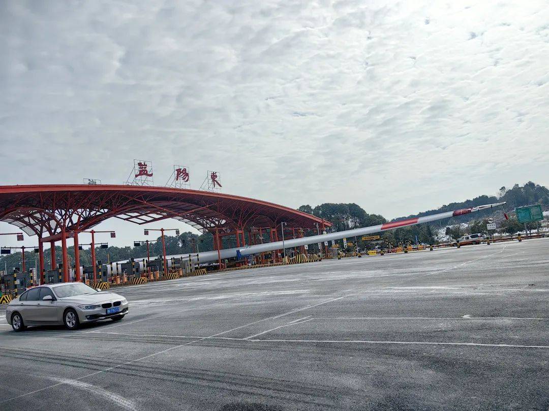 凯发AG：大件运输800余辆次！长益公司护航“巨无霸”平安通行(图1)