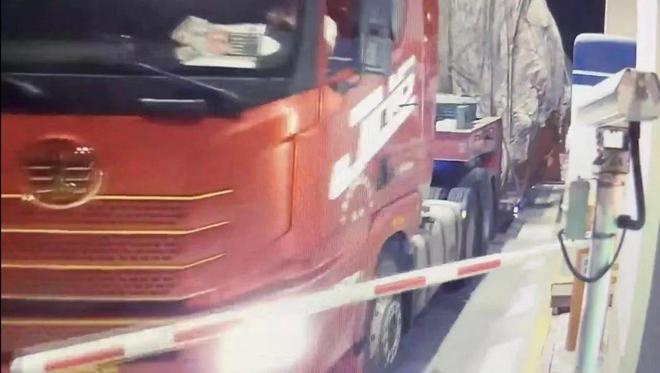 AG凯发网站：撞坏收费道闸！强行上高速！超限货车无许可证硬上高速行政拘留罚款3万！(图1)