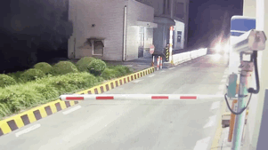 AG凯发网站：撞坏收费道闸！强行上高速！超限货车无许可证硬上高速行政拘留罚款3万！(图2)