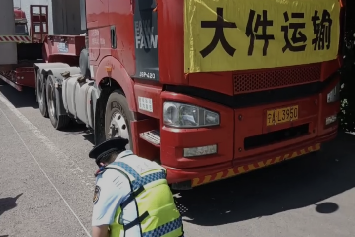 银川分局执法七大队高效服务大件运输企业跑出“加速度”(图1)