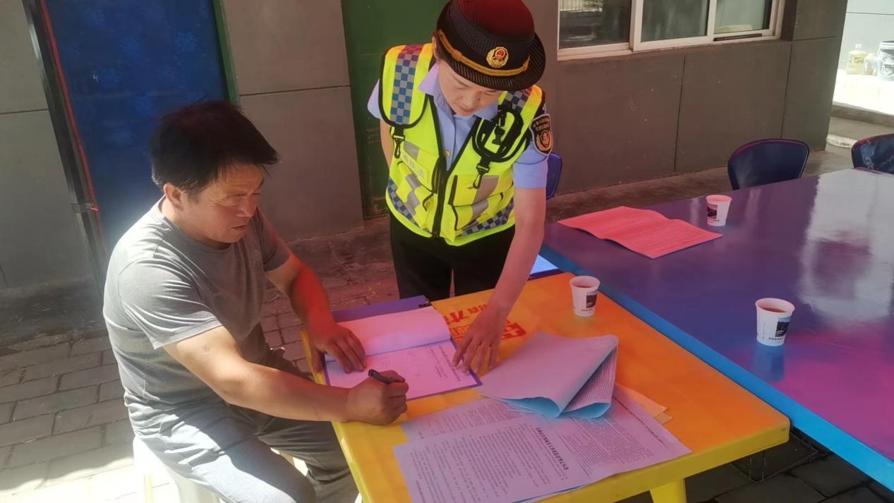 凯发国际：固原分局执法现场支起“微课堂”推动监管质效提升(图2)