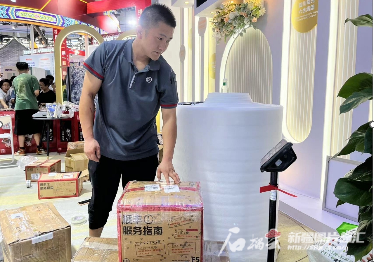第八届中国—亚欧博览会快递进出港达7000件总重超182吨(图1)