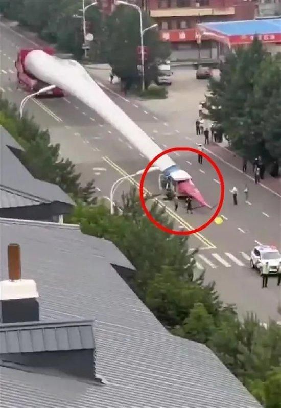 凯发国际：黑龙江一面包车追尾大件运输车被风电机叶片贯穿车辆共载有七人(图1)