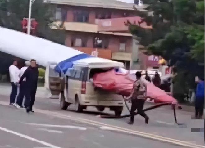 凯发国际：黑龙江一面包车追尾大件运输车被风电机叶片贯穿车辆共载有七人(图2)