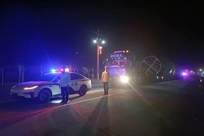 凯发国际首页：优化营商环境｜“大件”设备行路难塔里木公安交警全力护航保畅通(图1)