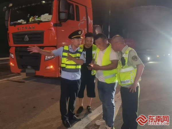 凯发k8旗舰厅ag：大件运输车辆匝道受困宁德高速执法深夜疏堵保畅通(图2)