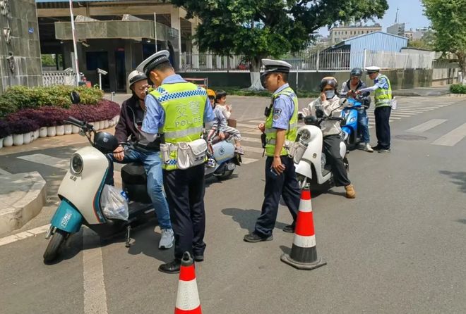 凯发国际首页：电动车、三轮车合法上路：3大件缺一不可五类违规行为处罚明确(图1)