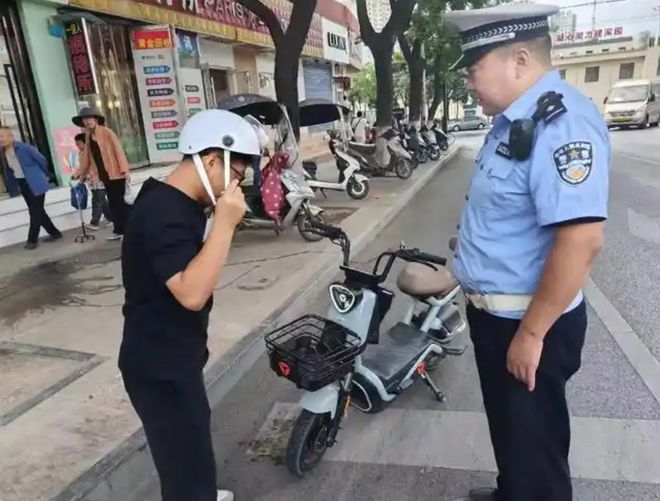 凯发国际首页：电动车、三轮车合法上路：3大件缺一不可五类违规行为处罚明确(图4)