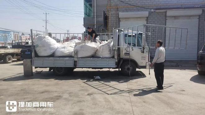 王世元的货运搭档：宽体领航大G-LNG轻卡开启高效运输新体验(图2)