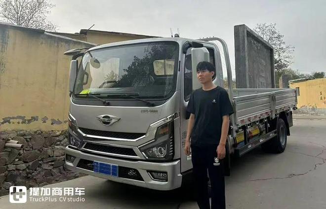王世元的货运搭档：宽体领航大G-LNG轻卡开启高效运输新体验(图1)