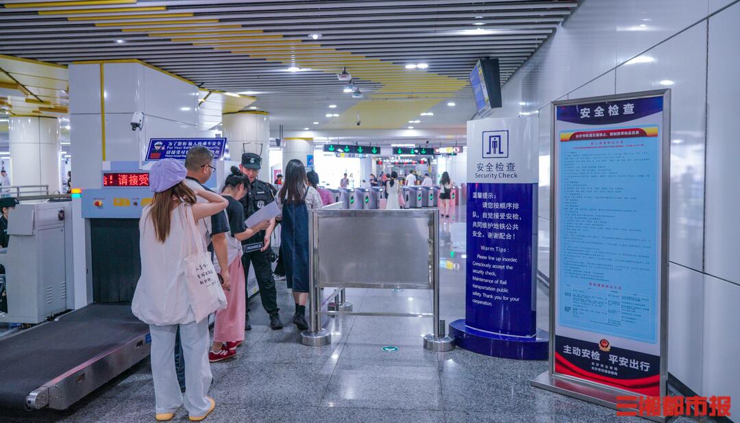 凯发k8旗舰厅ag：音乐教授携贝斯广州乘地铁遇阻！长沙地铁对大件行李也有规定(图1)